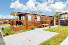 Superb lodge in rural Norfolk near Norwich, with lake views fishing ref 16018H